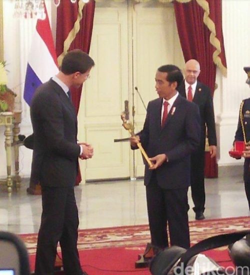 Beri Keris ke Jokowi, PM Rutte