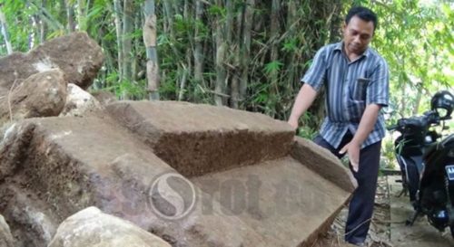 Salah satu batuan candi yang ditemukan pekerja …